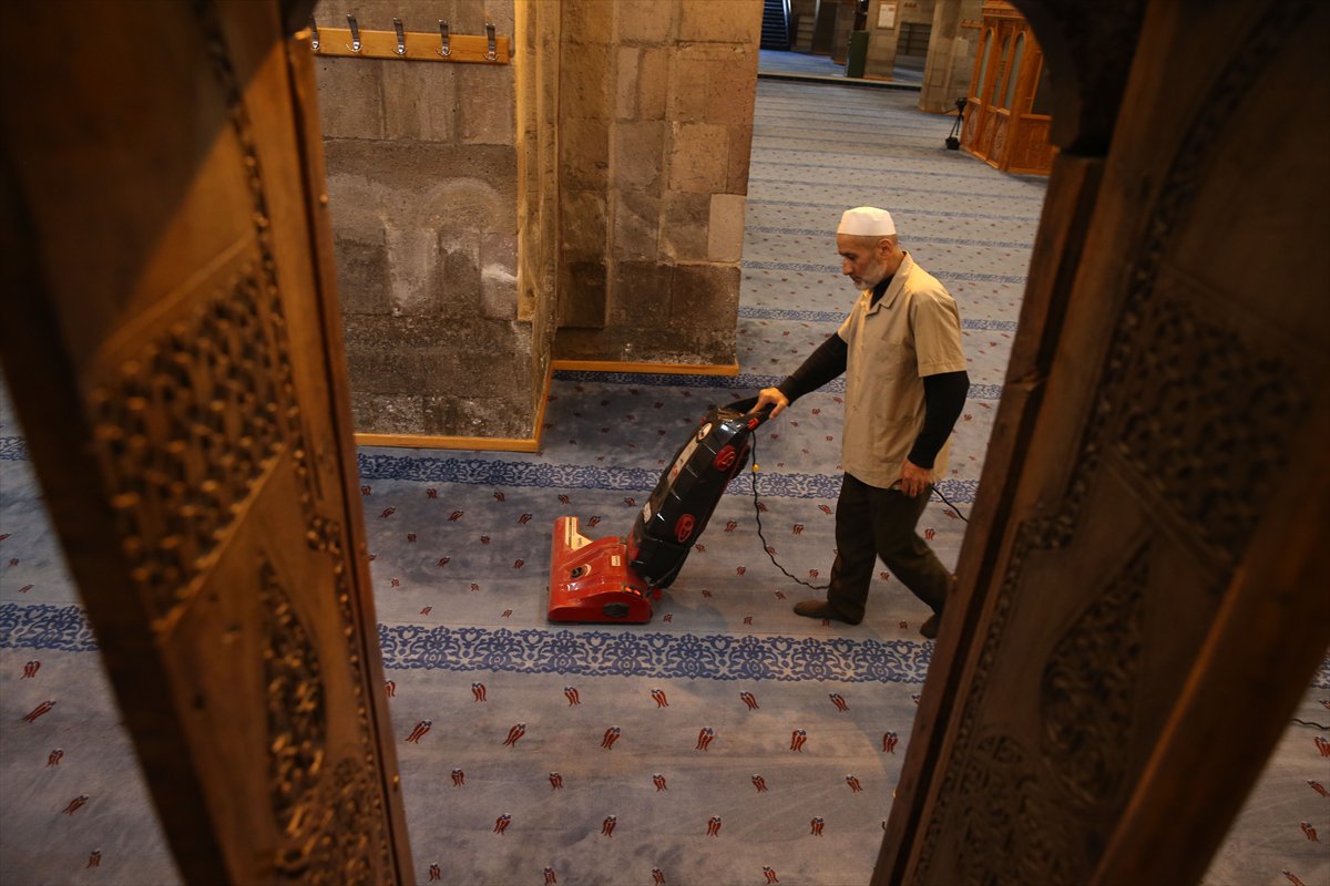 Kayseri’de 9 asırlık camiyi 7 yıldır gönüllü temizliyor