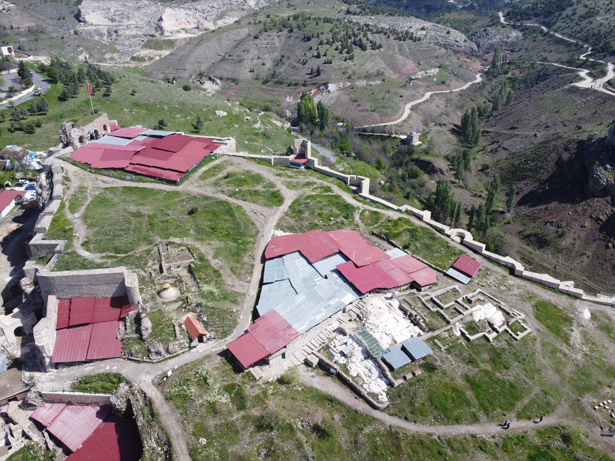 Harput Kalesi’nde tarih yeniden gün yüzüne çıkıyor