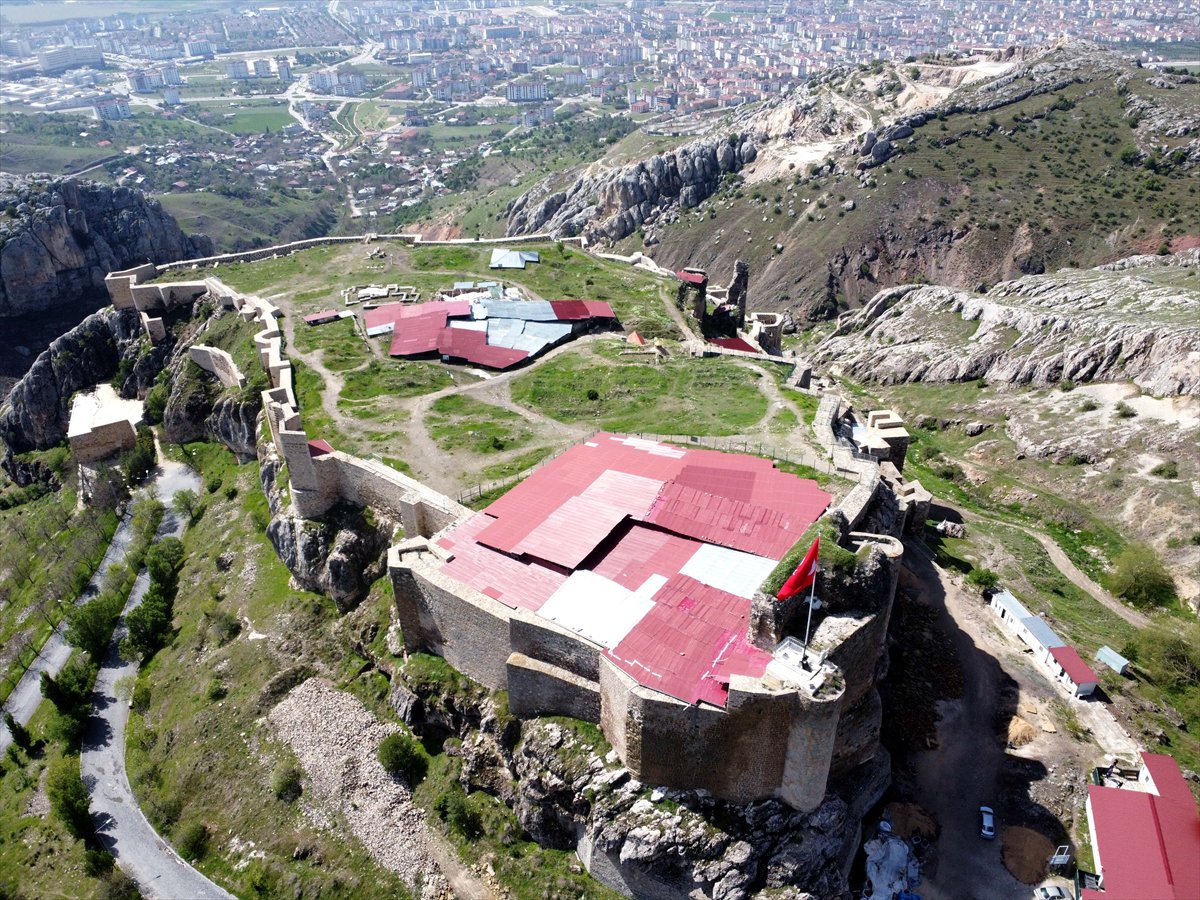 Harput Kalesi’nde tarih yeniden gün yüzüne çıkıyor