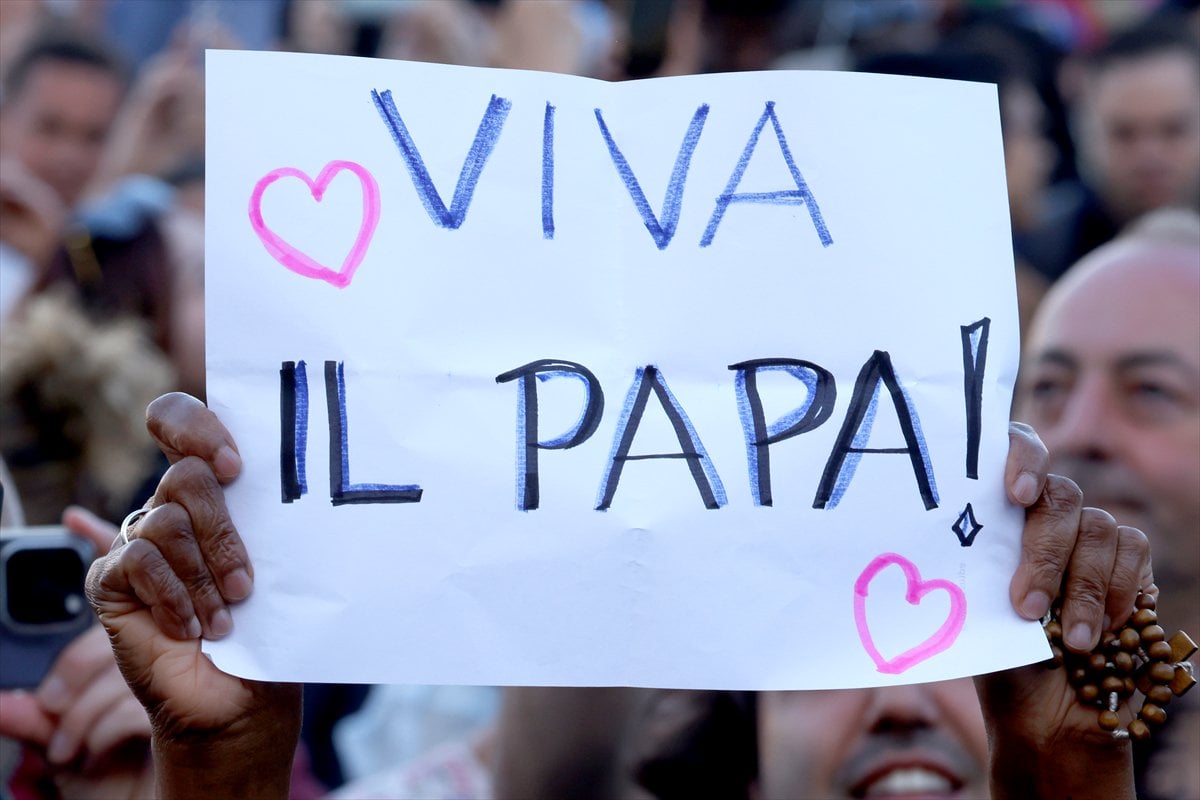 Yeni Papa’nın seçilmesiyle kutlamalar başladı