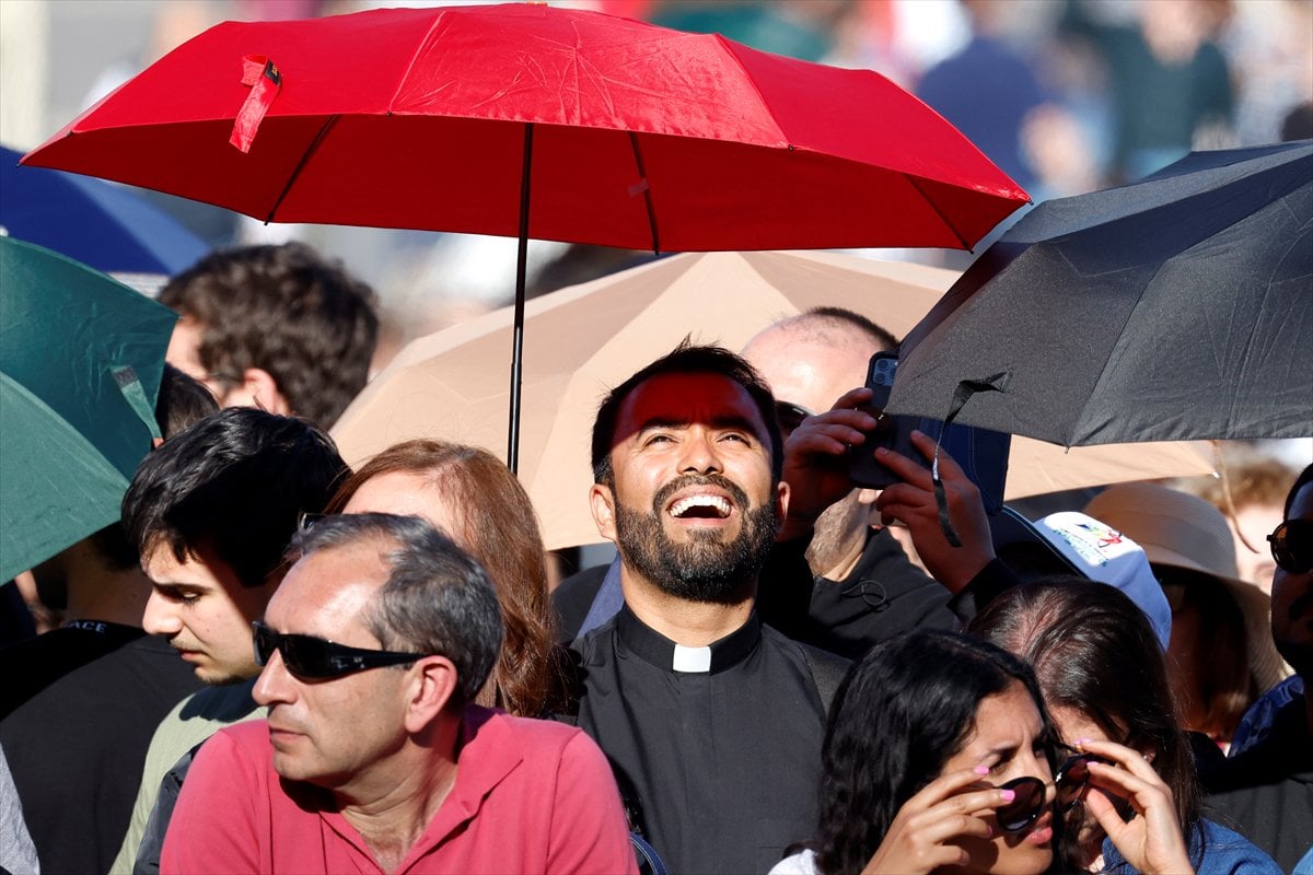 Yeni Papa’nın seçilmesiyle kutlamalar başladı