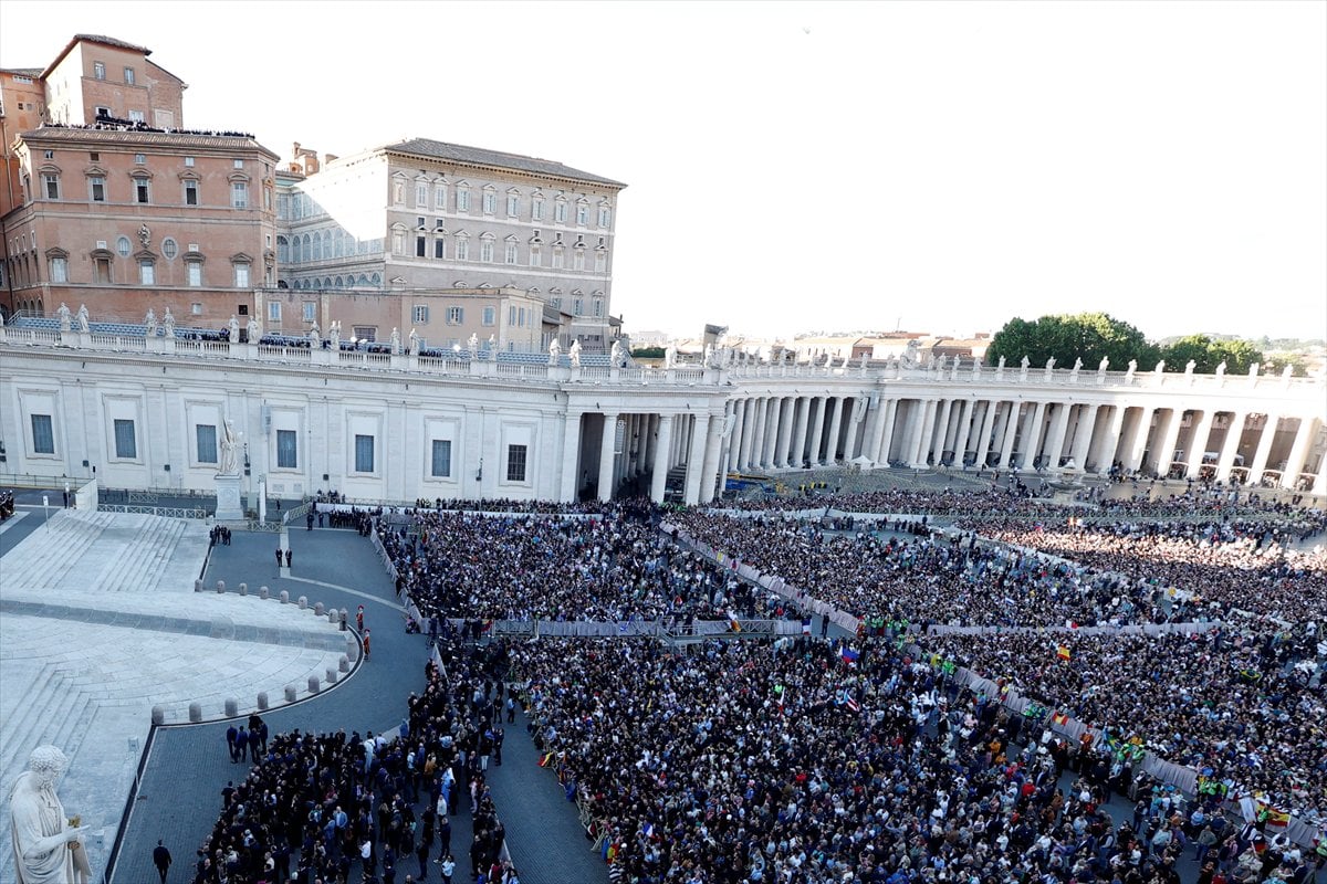 Yeni Papa’nın seçilmesiyle kutlamalar başladı