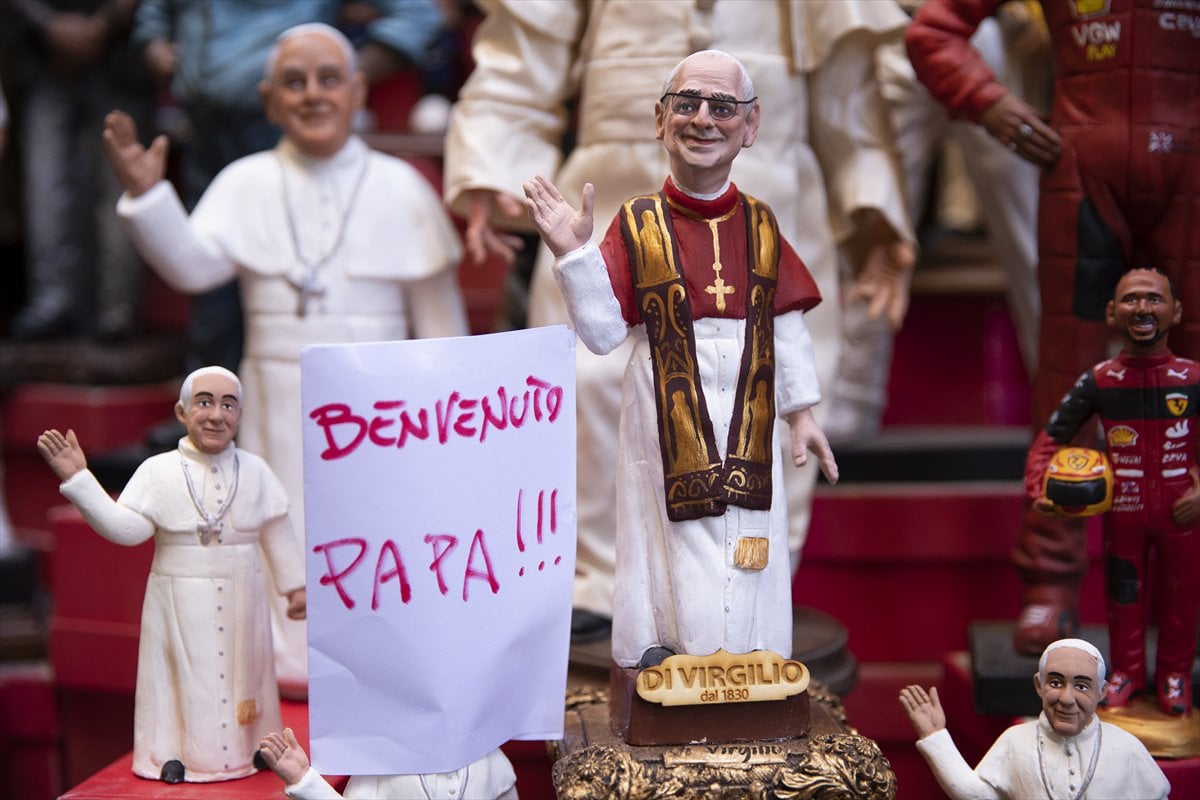 İtalya'da Papa 14. Leo heykeli ilgi odağı oldu