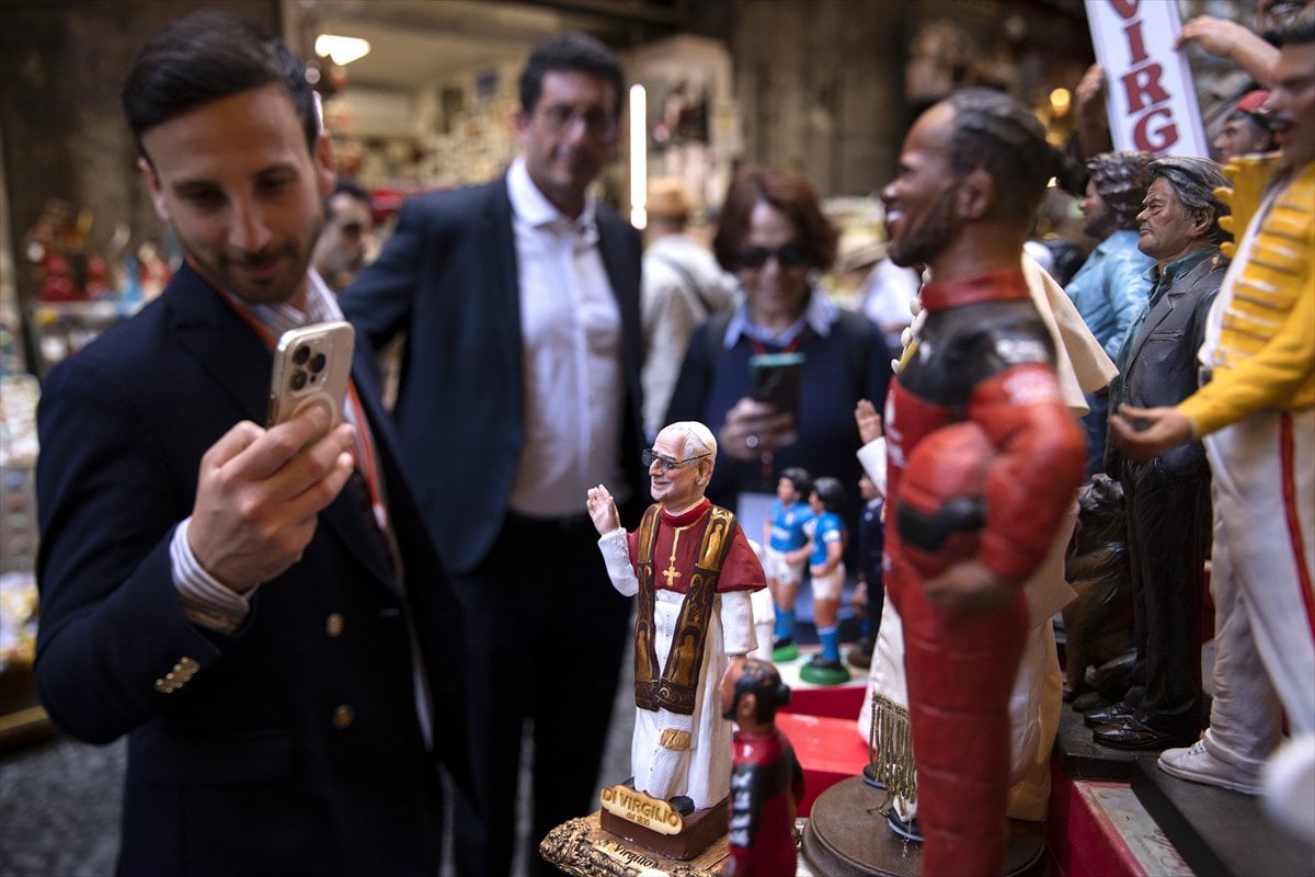 İtalya'da Papa 14. Leo heykeli ilgi odağı oldu