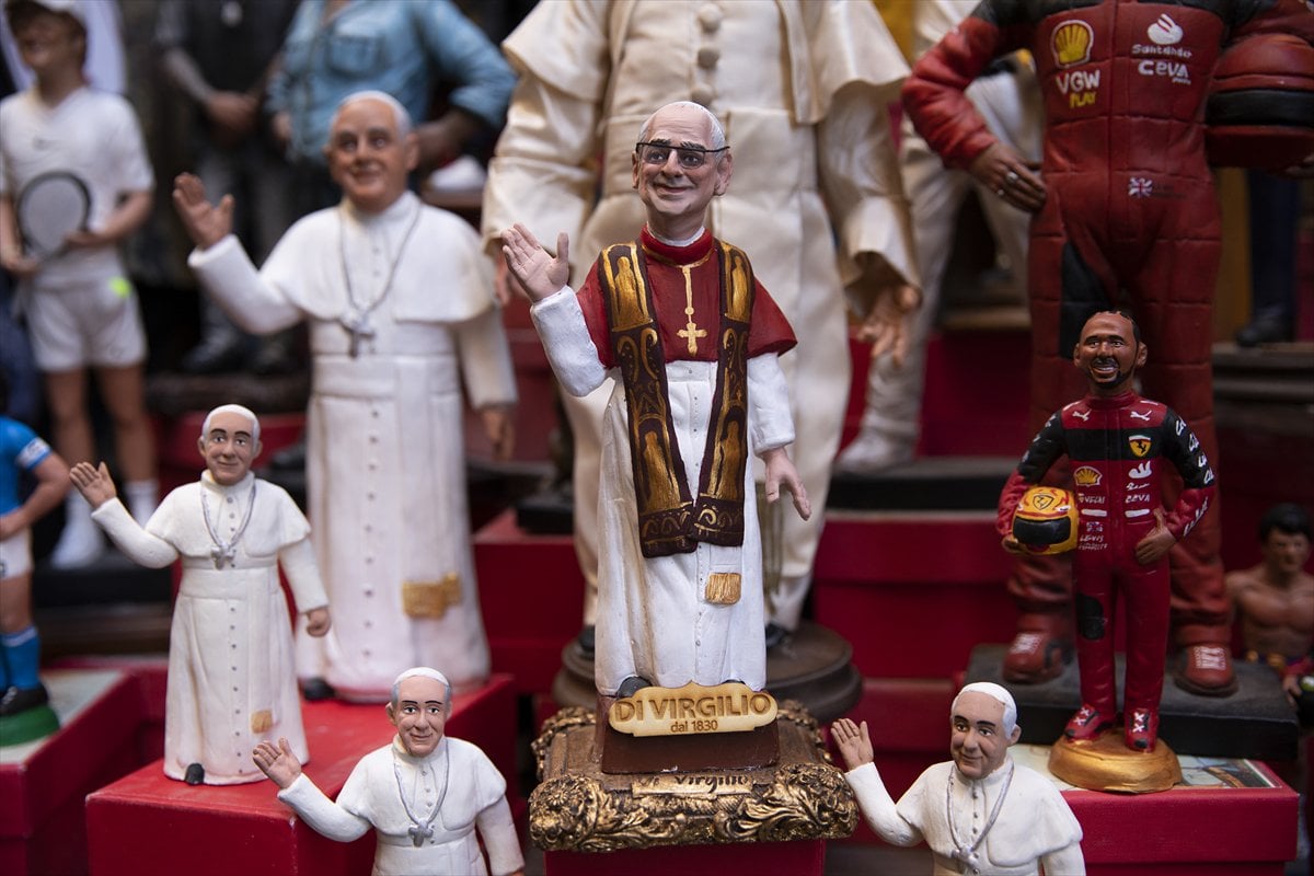 İtalya'da Papa 14. Leo heykeli ilgi odağı oldu