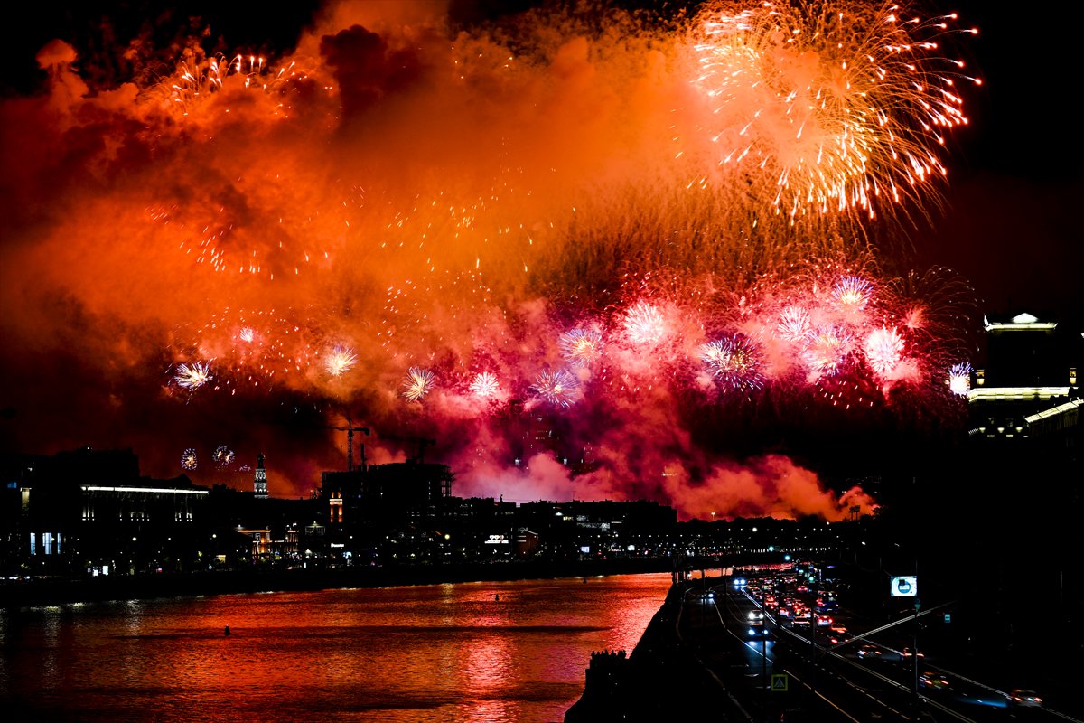 Moskova'da 9 Mayıs Zafer Günü geçit töreni ve havai fişeklerle kutlandı