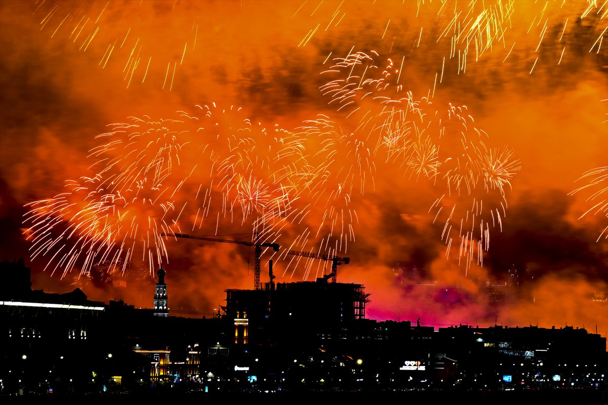 Moskova'da 9 Mayıs Zafer Günü geçit töreni ve havai fişeklerle kutlandı