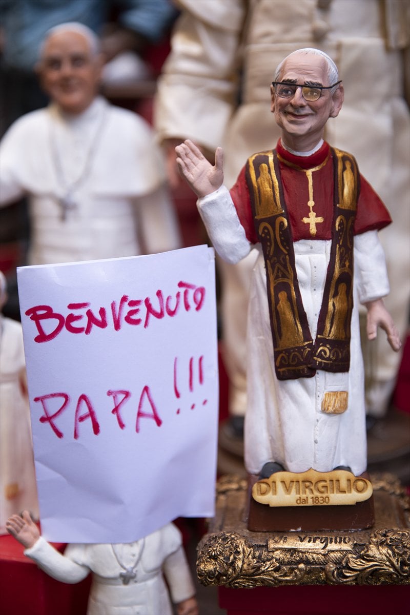 İtalya'da Papa 14. Leo heykeli ilgi odağı oldu