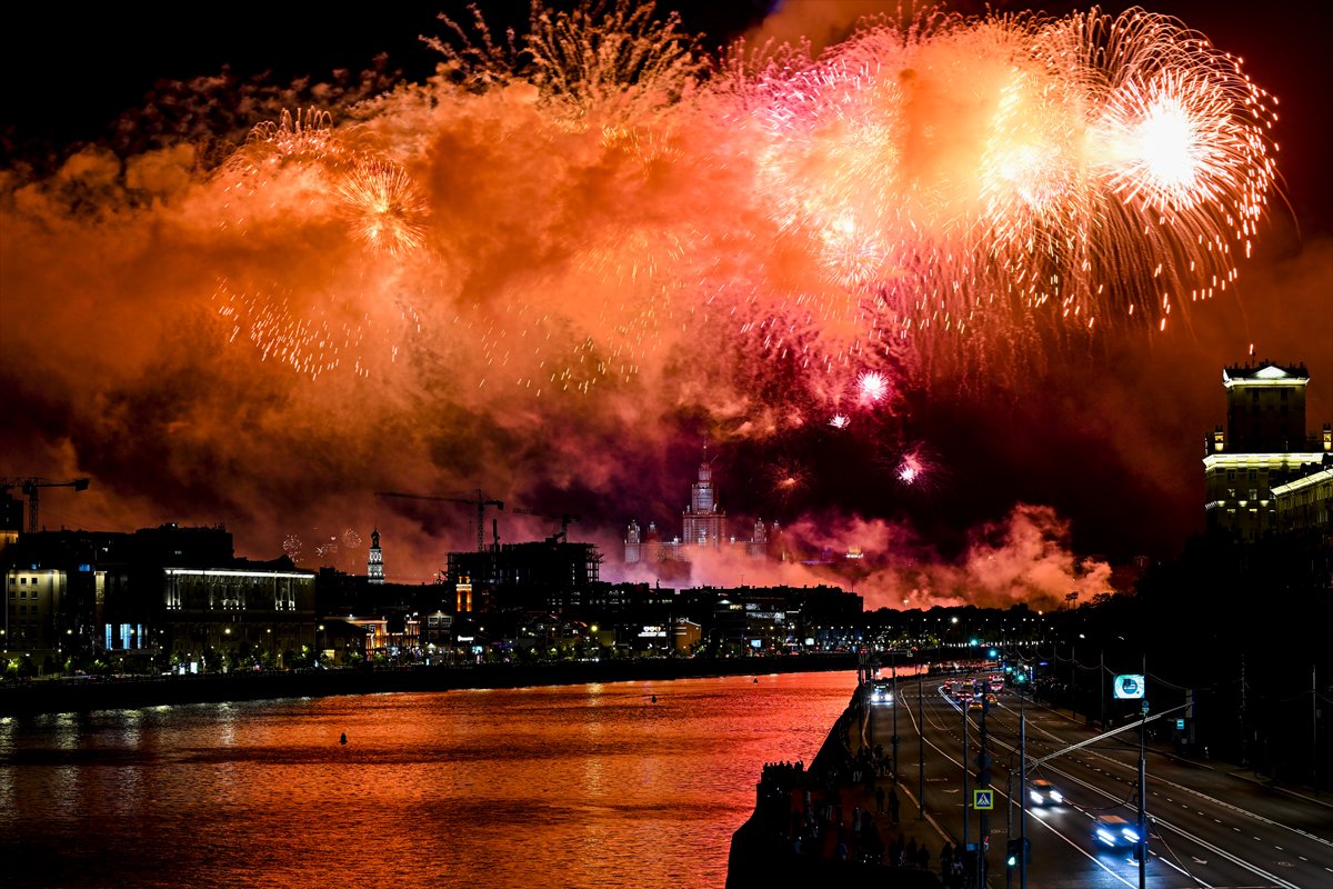 Moskova'da 9 Mayıs Zafer Günü geçit töreni ve havai fişeklerle kutlandı
