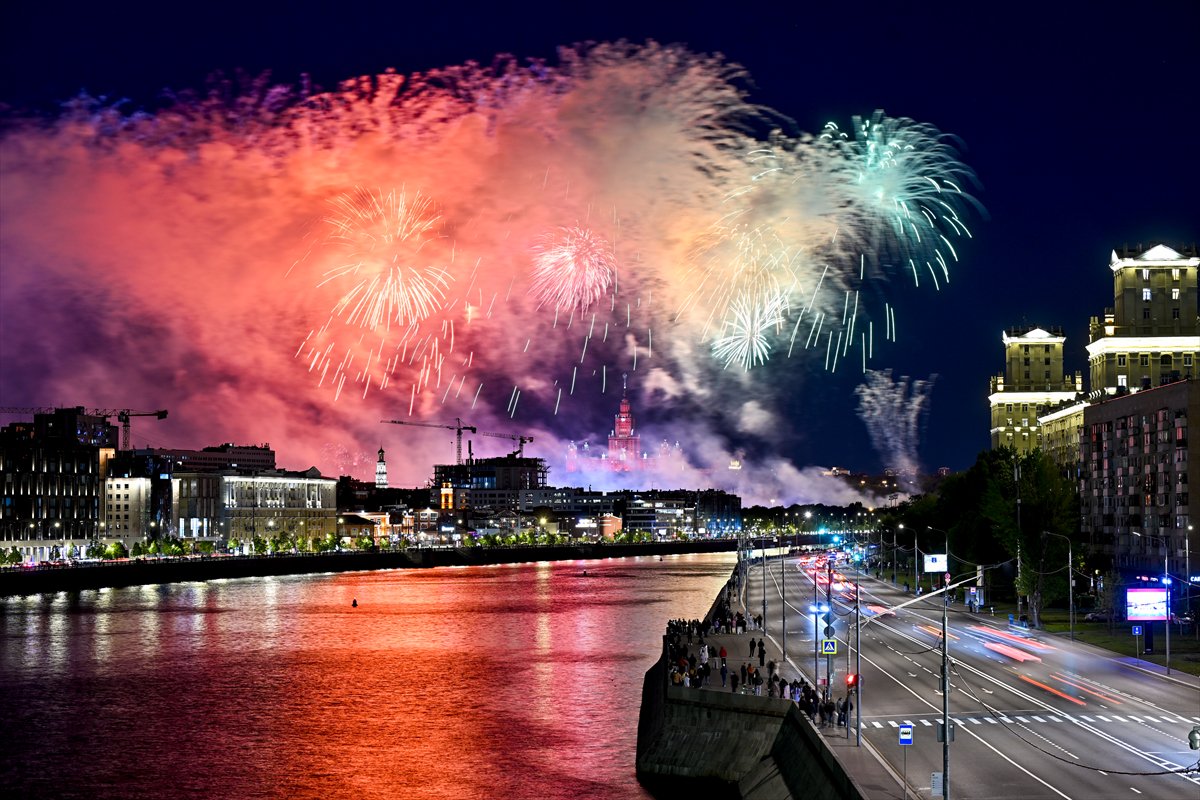 Moskova'da 9 Mayıs Zafer Günü geçit töreni ve havai fişeklerle kutlandı