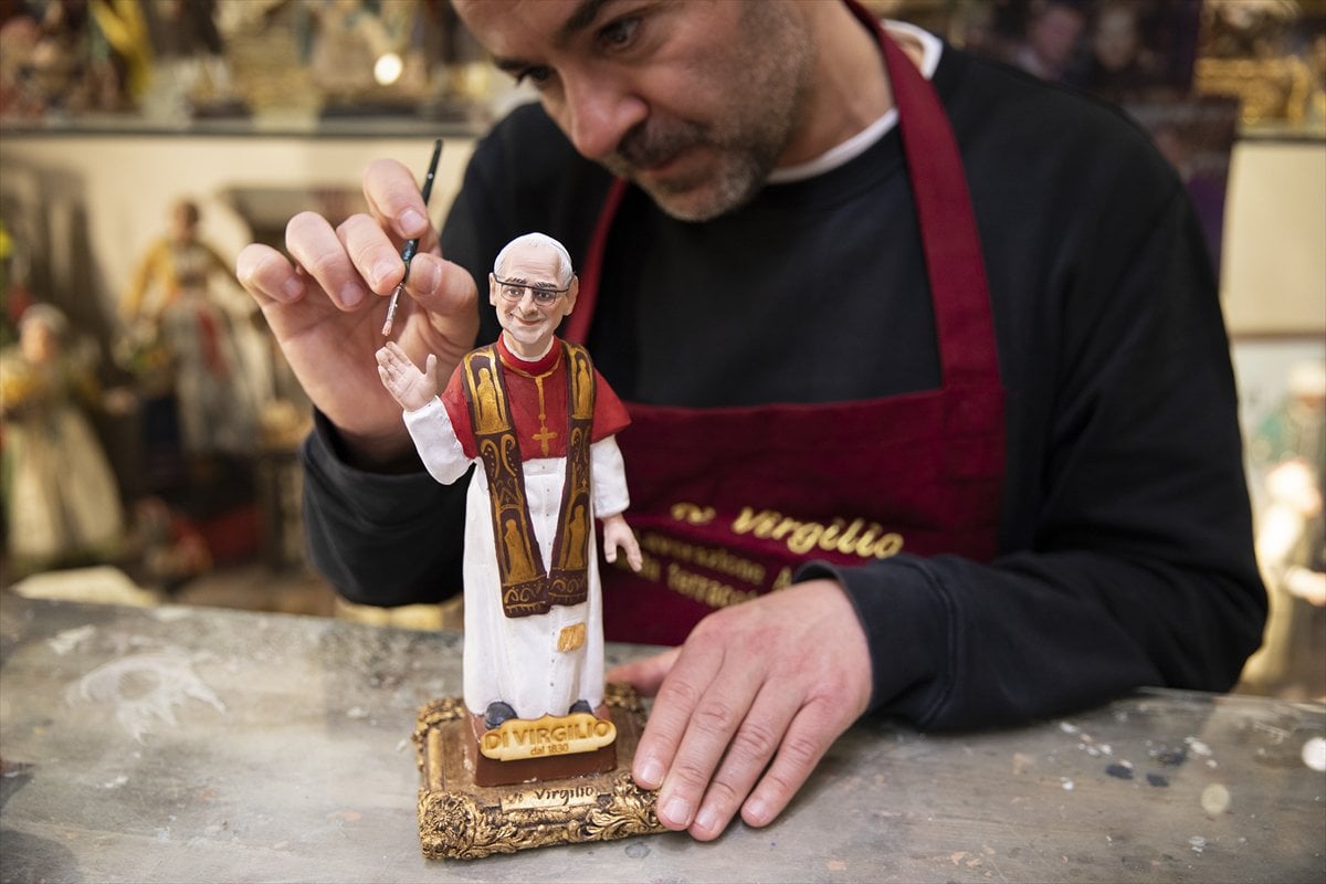 İtalya'da Papa 14. Leo heykeli ilgi odağı oldu