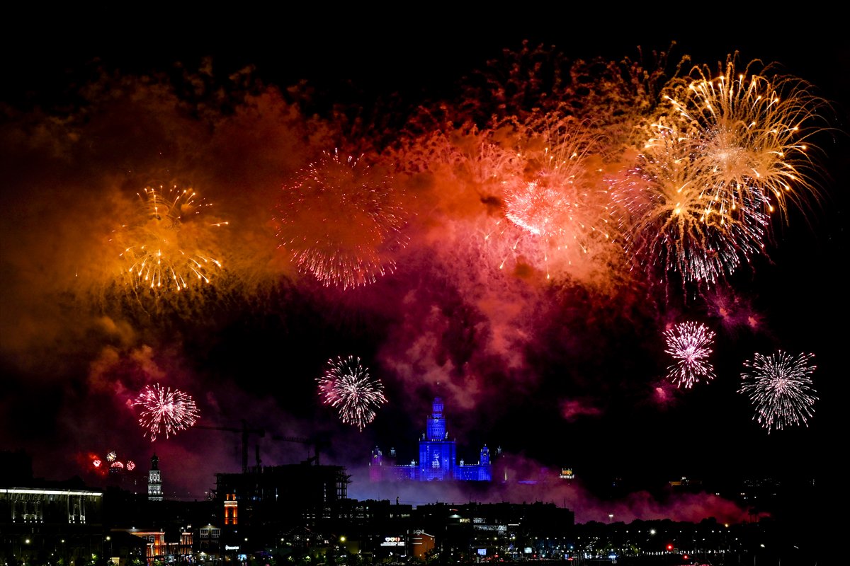 Moskova'da 9 Mayıs Zafer Günü geçit töreni ve havai fişeklerle kutlandı