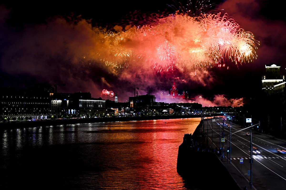 Moskova'da 9 Mayıs Zafer Günü geçit töreni ve havai fişeklerle kutlandı