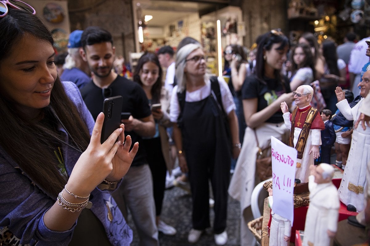 İtalya'da Papa 14. Leo heykeli ilgi odağı oldu