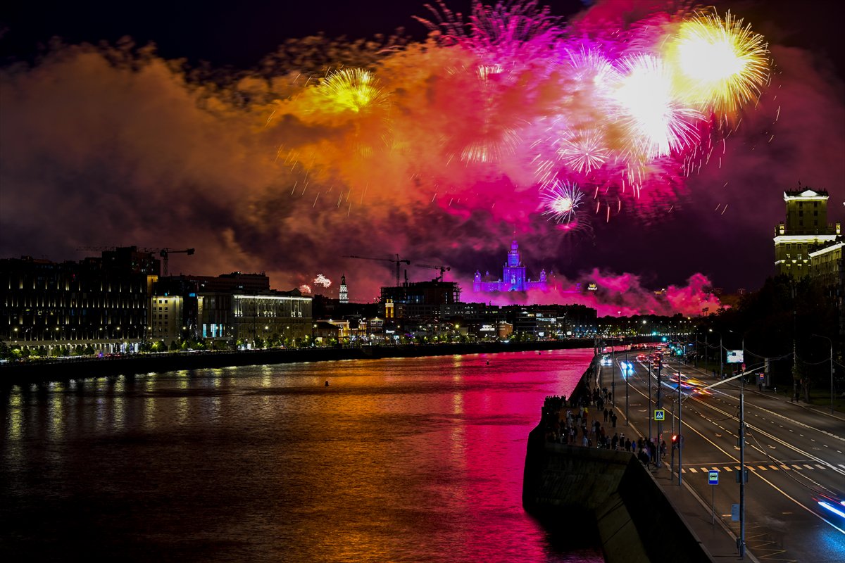 Moskova'da 9 Mayıs Zafer Günü geçit töreni ve havai fişeklerle kutlandı
