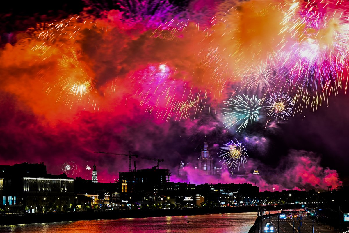 Moskova'da 9 Mayıs Zafer Günü geçit töreni ve havai fişeklerle kutlandı