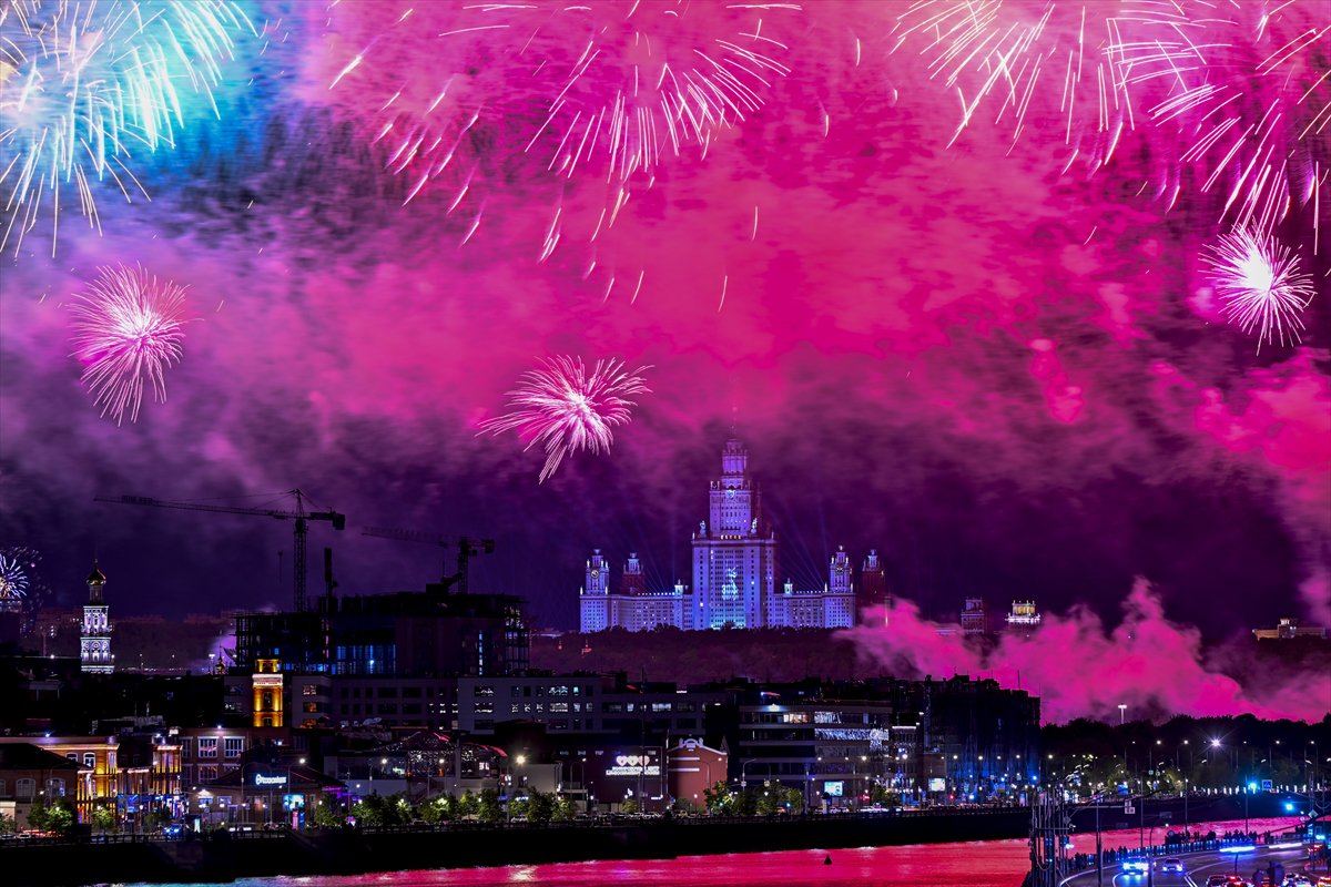 Moskova'da 9 Mayıs Zafer Günü geçit töreni ve havai fişeklerle kutlandı