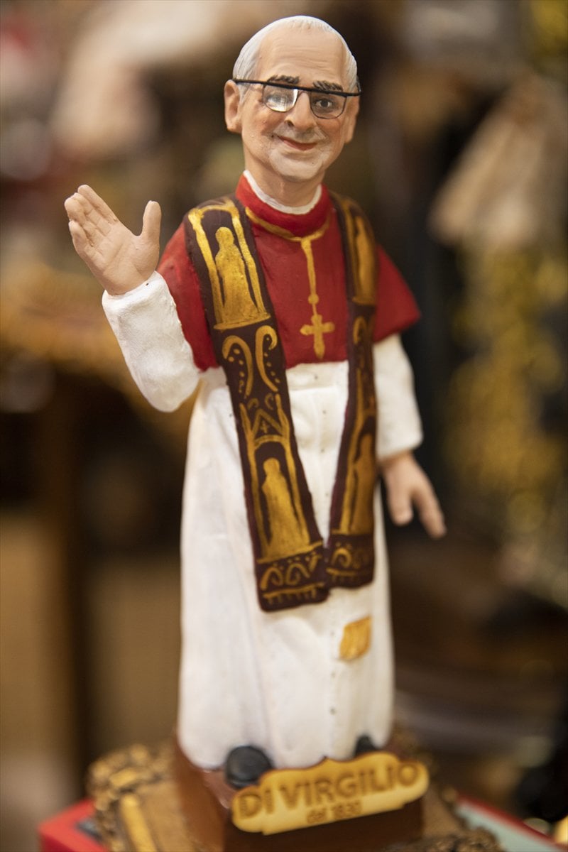 İtalya'da Papa 14. Leo heykeli ilgi odağı oldu