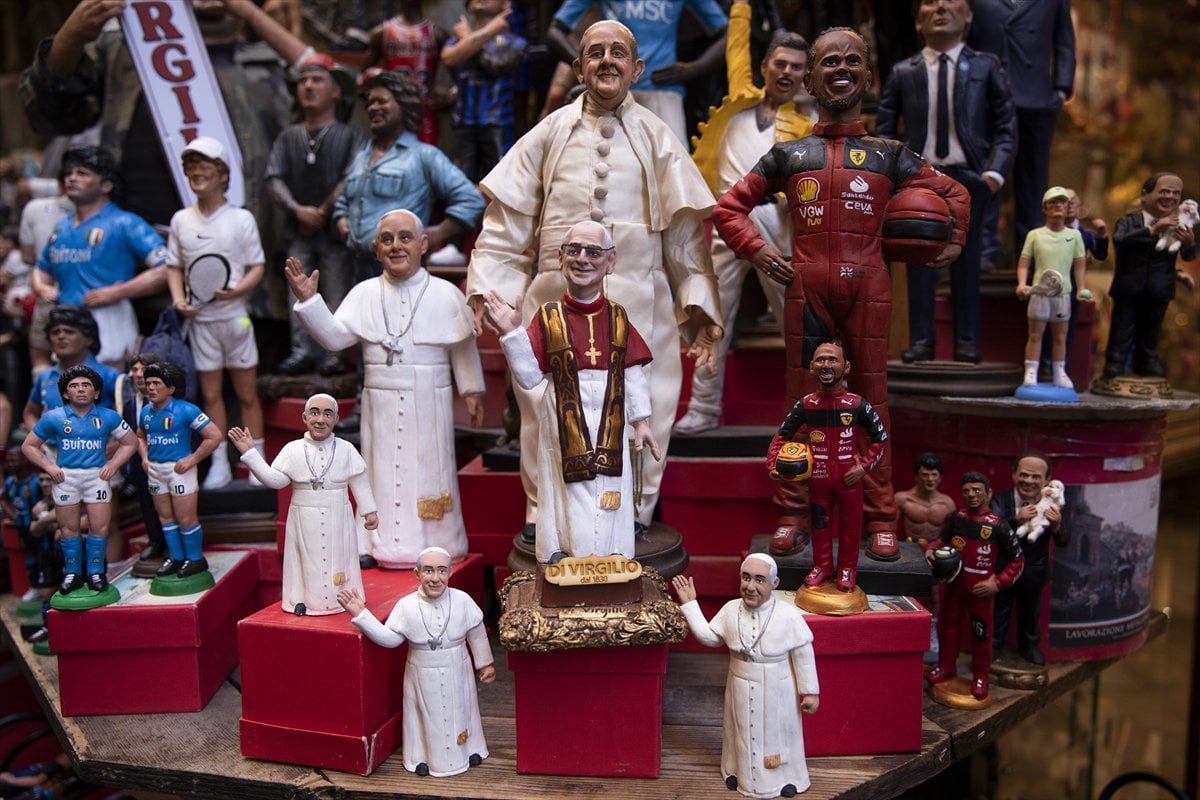 İtalya'da Papa 14. Leo heykeli ilgi odağı oldu