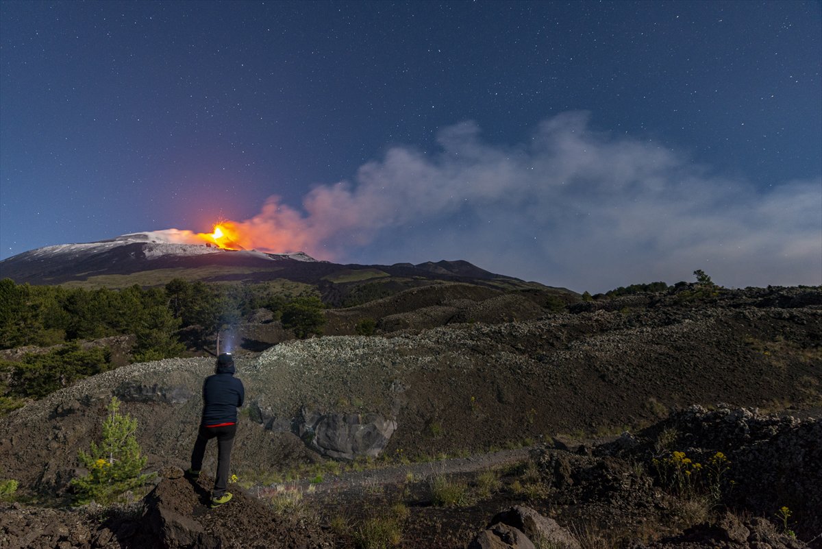 Etna Yanardağı patladı, kül ve lavlar gökyüzünü kararttı