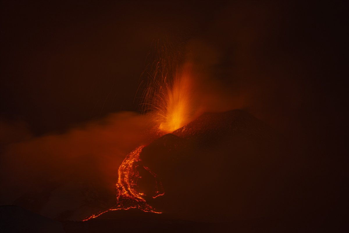 Etna Yanardağı patladı, kül ve lavlar gökyüzünü kararttı