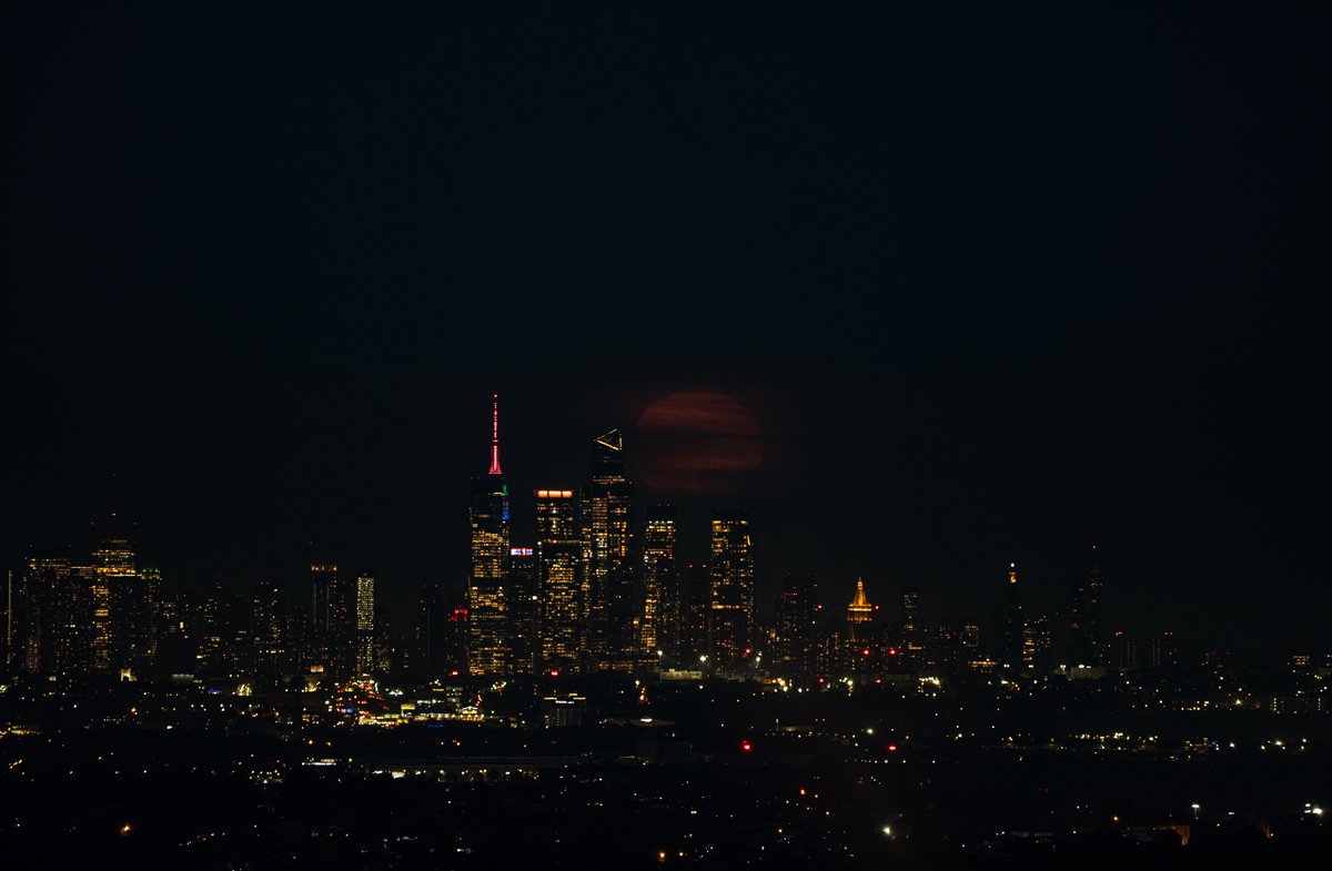 New York’ta 'Çiçek Ayı' dolunayının etkileyici görüntüleri