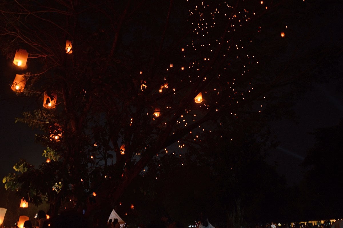 Endonezya'da Waisak Fener Festivali'nde gökyüzü ışıldadı