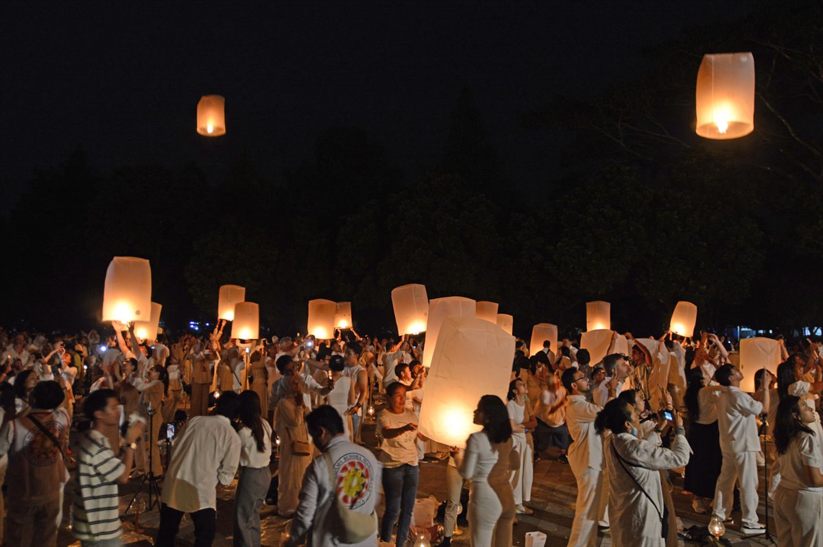 Endonezya'da Waisak Fener Festivali'nde gökyüzü ışıldadı