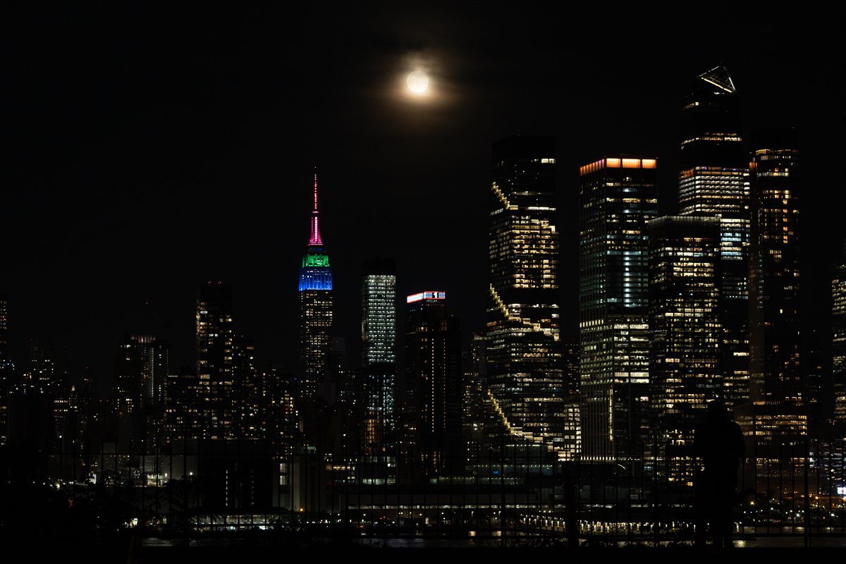 New York’ta 'Çiçek Ayı' dolunayının etkileyici görüntüleri