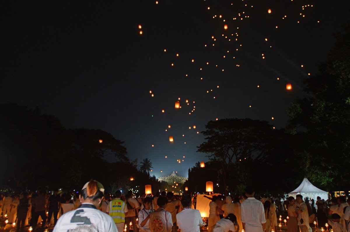 Endonezya'da Waisak Fener Festivali'nde gökyüzü ışıldadı