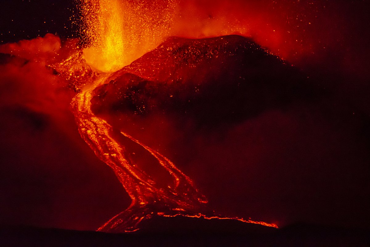 Etna Yanardağı patladı, kül ve lavlar gökyüzünü kararttı