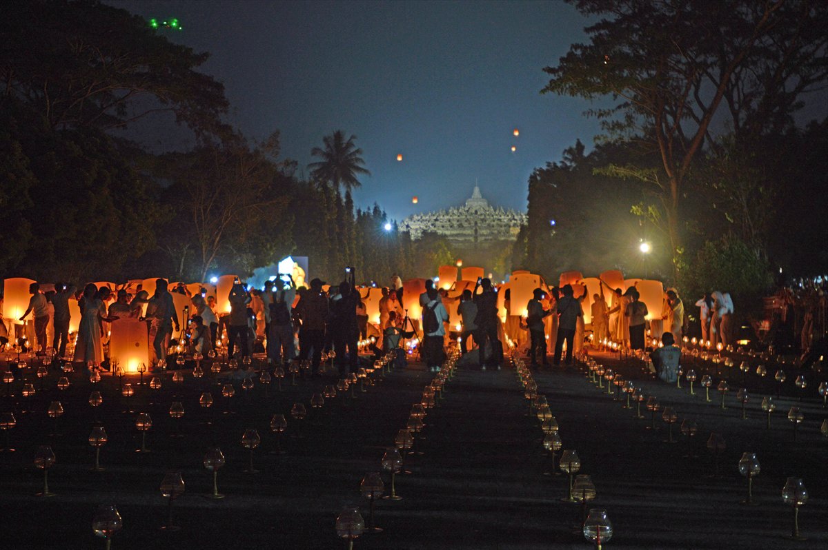 Endonezya'da Waisak Fener Festivali'nde gökyüzü ışıldadı