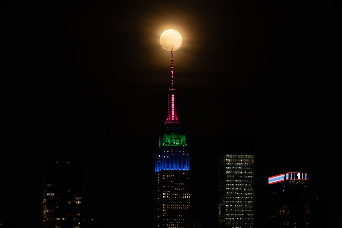 New York’ta 'Çiçek Ayı' dolunayının etkileyici görüntüleri