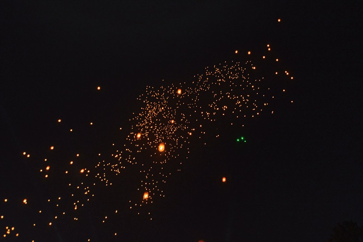 Endonezya'da Waisak Fener Festivali'nde gökyüzü ışıldadı