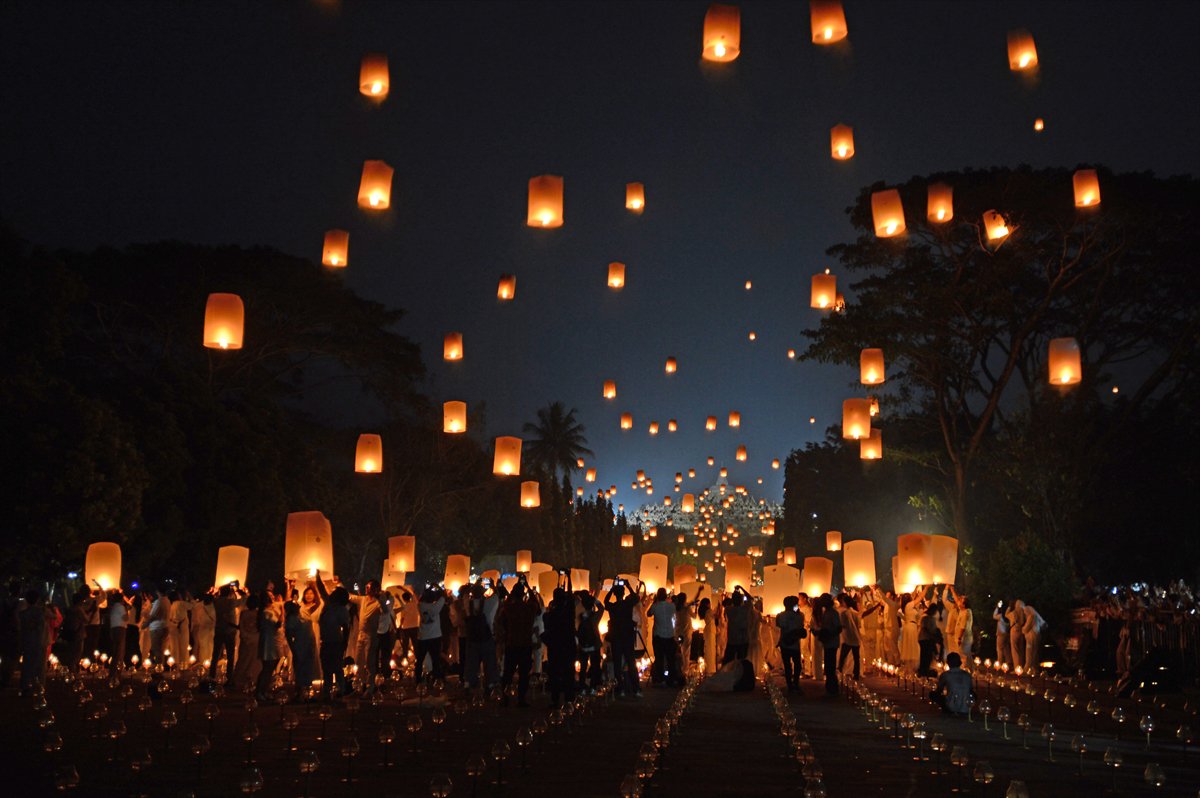 Endonezya'da Waisak Fener Festivali'nde gökyüzü ışıldadı