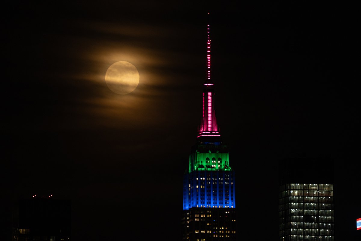 New York’ta 'Çiçek Ayı' dolunayının etkileyici görüntüleri