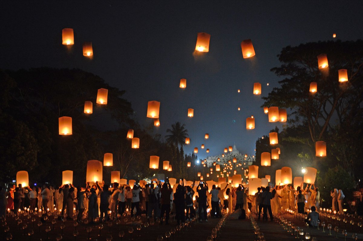 Endonezya'da Waisak Fener Festivali'nde gökyüzü ışıldadı