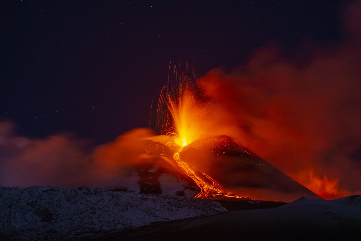 Etna Yanardağı patladı, kül ve lavlar gökyüzünü kararttı