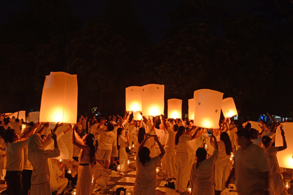 Endonezya'da Waisak Fener Festivali'nde gökyüzü ışıldadı