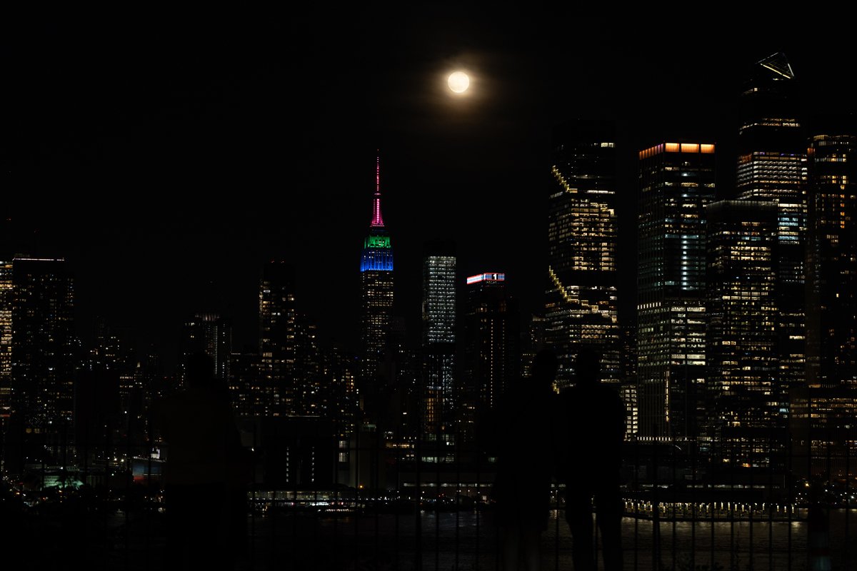 New York’ta 'Çiçek Ayı' dolunayının etkileyici görüntüleri