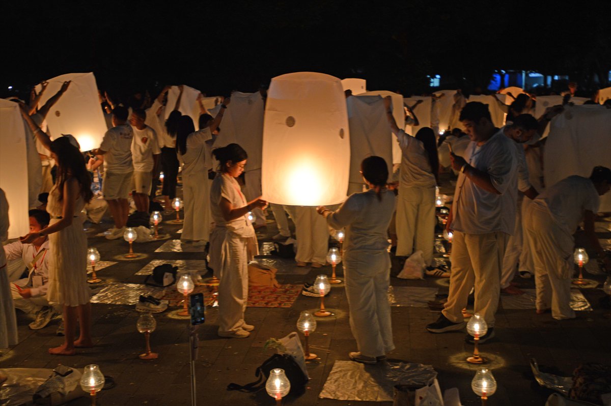 Endonezya'da Waisak Fener Festivali'nde gökyüzü ışıldadı