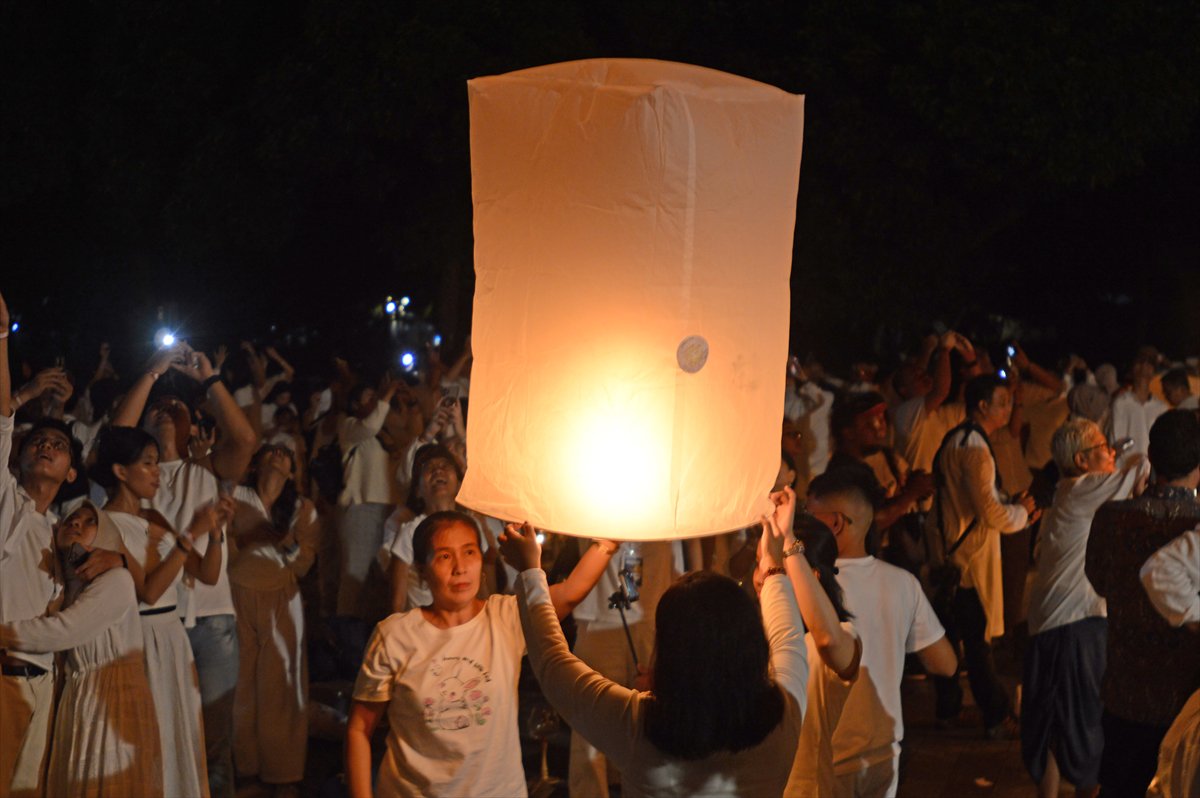 Endonezya'da Waisak Fener Festivali'nde gökyüzü ışıldadı