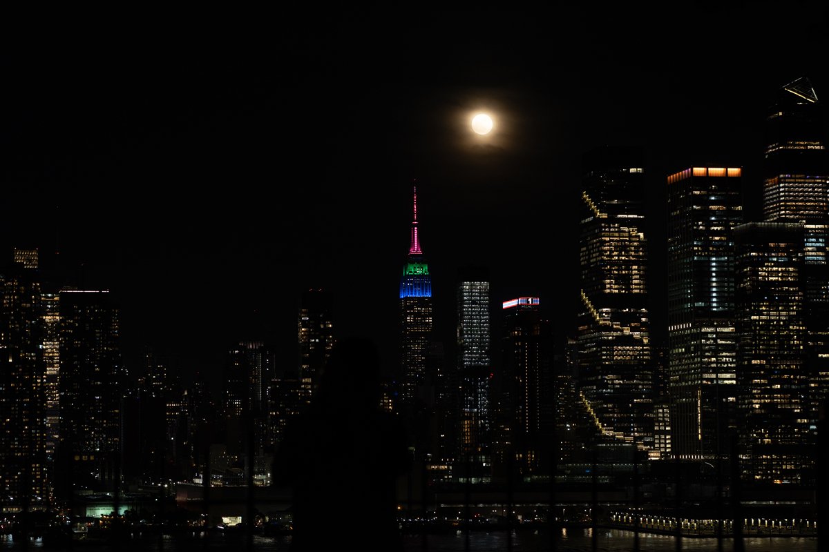 New York’ta 'Çiçek Ayı' dolunayının etkileyici görüntüleri