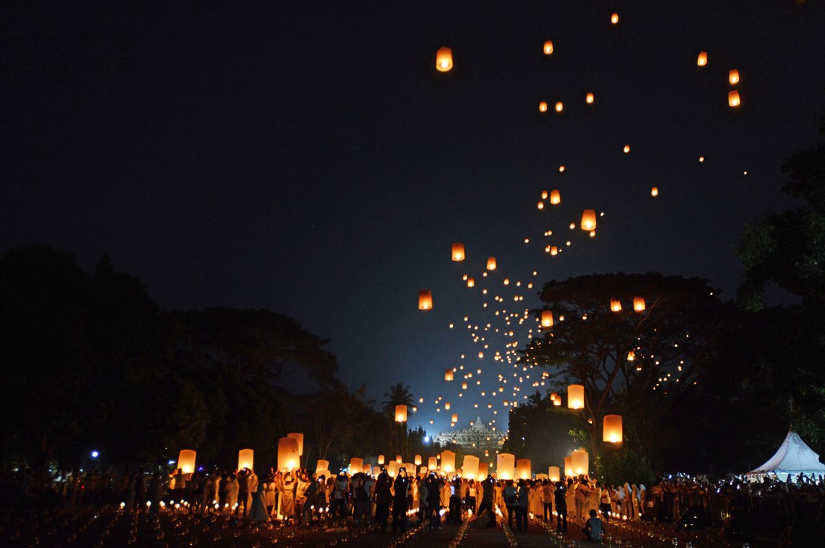 Endonezya'da Waisak Fener Festivali'nde gökyüzü ışıldadı