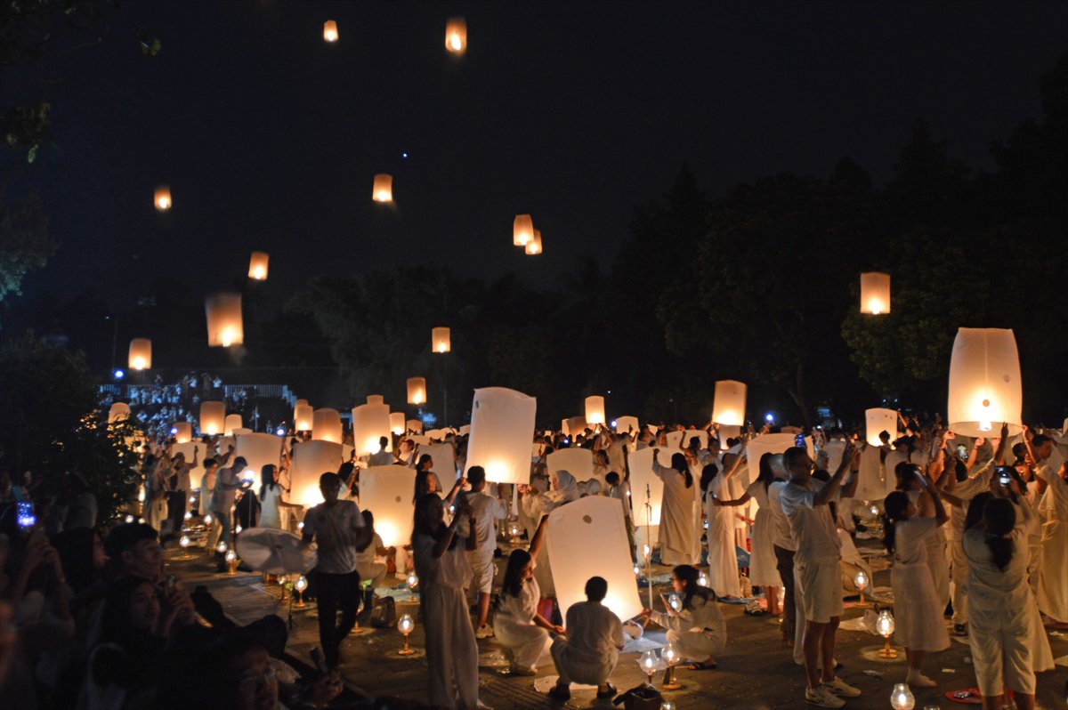 Endonezya'da Waisak Fener Festivali'nde gökyüzü ışıldadı