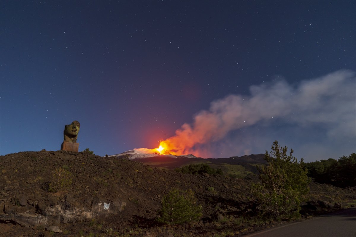 Etna Yanardağı patladı, kül ve lavlar gökyüzünü kararttı