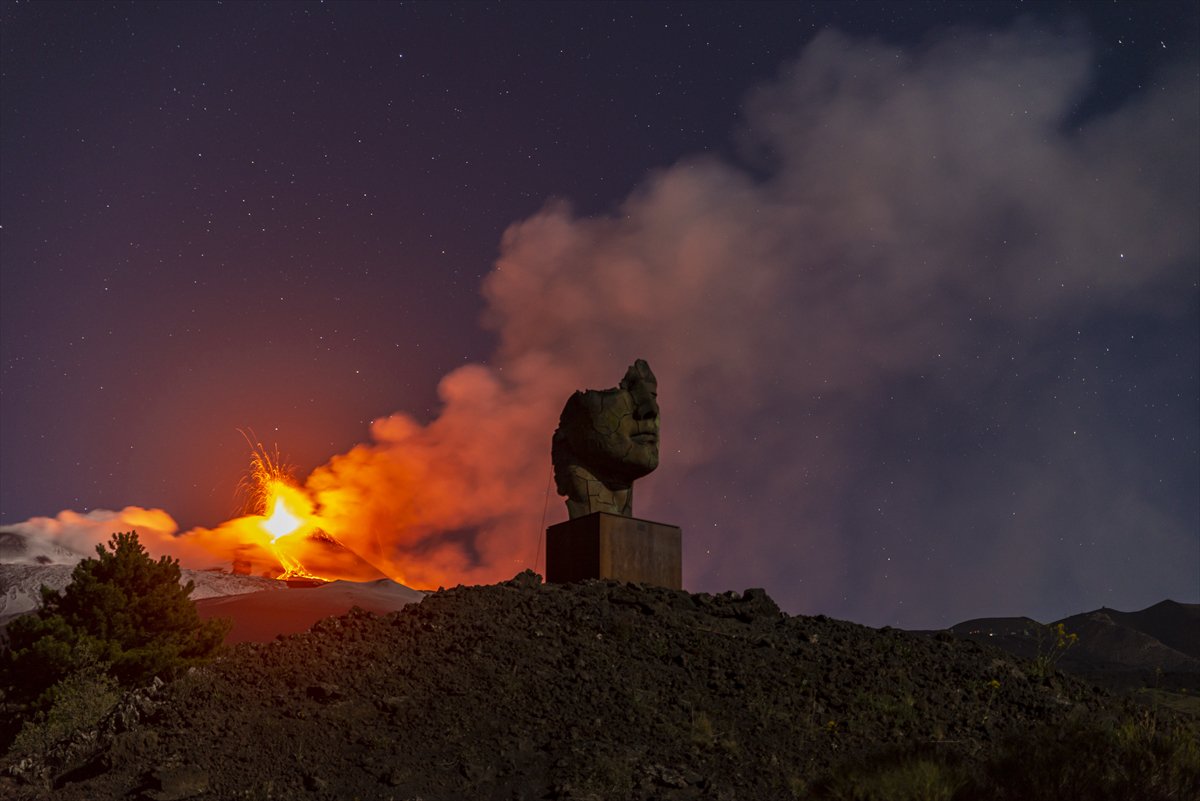 Etna Yanardağı patladı, kül ve lavlar gökyüzünü kararttı