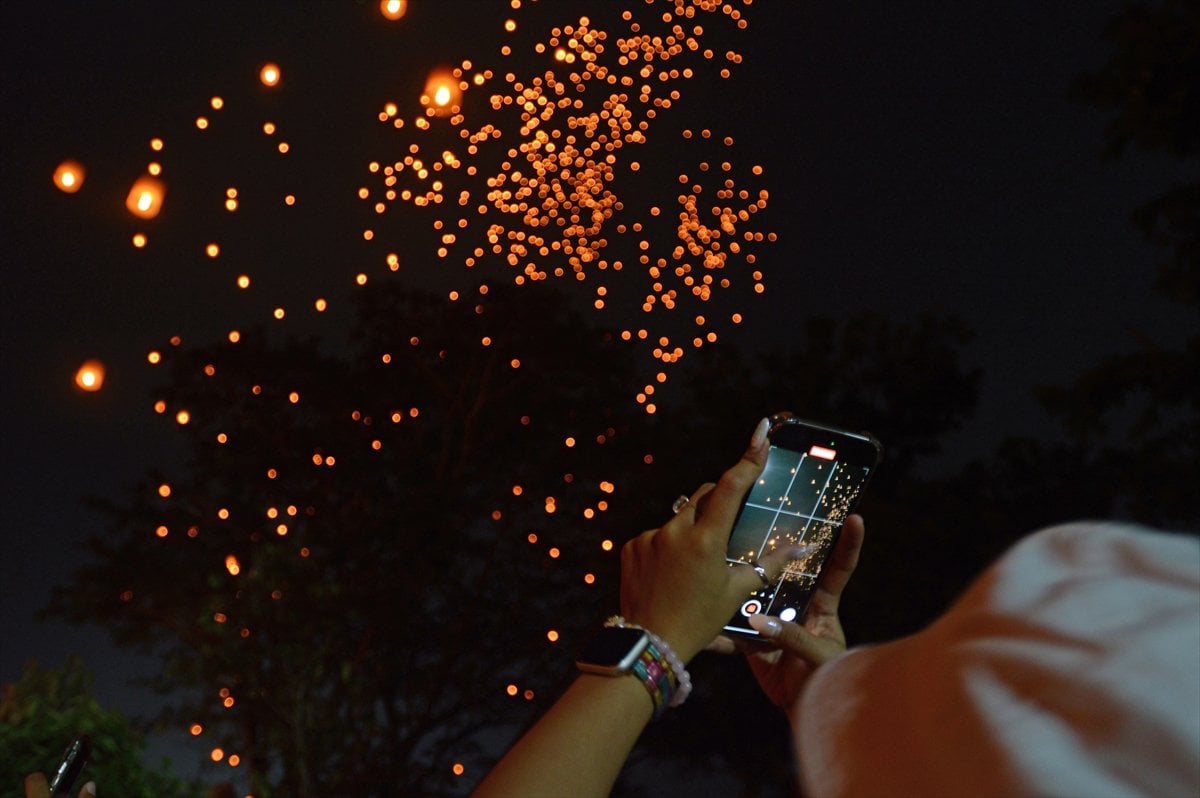 Endonezya'da Waisak Fener Festivali'nde gökyüzü ışıldadı