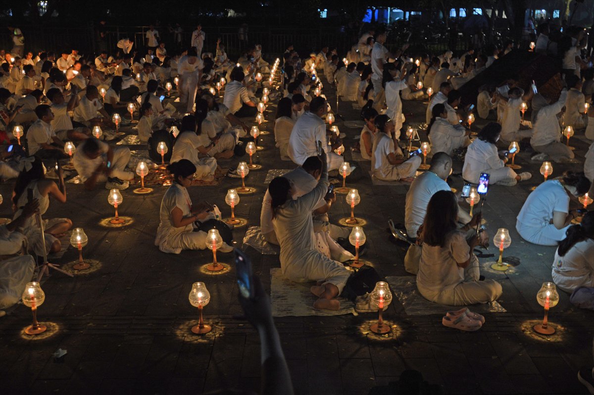 Endonezya'da Waisak Fener Festivali'nde gökyüzü ışıldadı