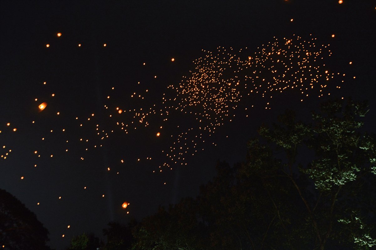 Endonezya'da Waisak Fener Festivali'nde gökyüzü ışıldadı